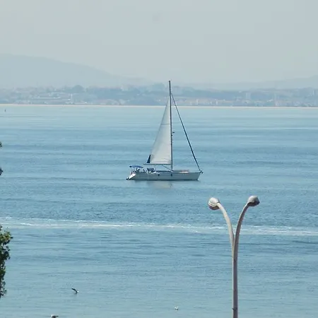 Apartment Stunning With River View Lisbon